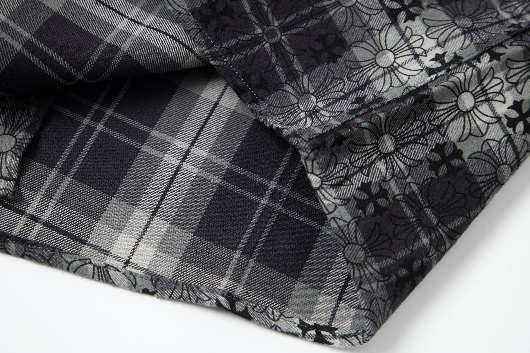 🅿️260 New: Style number: B130 Chrome Hearts classic cashew flower cross all-over printed jacquard long-sleeved casual shirt 1️⃣Customized original jacquard fabric, high-quality pure cotton jacquard plaid fabric, soft and comfortable to the touch, a very high-quality fabric! 2️⃣The details of the workmanship are perfectly controlled. The lining is made of vest hemming, and the cuffs are made of double cross leather labels. It is different from the ordinary version. The collar is also designed with interlining, which shows high-end fashion and personality. The style is fashionable, simple and elegant, and it is a very versatile jacket! 4⃣️Complete accessories, all customized with original versions! Same style for men and women Color: cashew black Size: S, M, L, XL